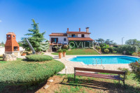 Pula, Veli Vrh, vila s 4 odvojena apartmana, bazenom i velikom okućnic