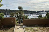 Pula, Nova Veruda, stan s vrtom i pogled Marina Veruda