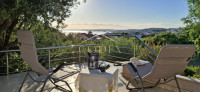 Rab. Barbat - prodaja apartmana u prizemlju s velikom okućnicom