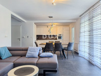 Rab, dvojna kuća, 300 m2, 3 apartmana, sjenica, parking