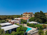RAB, KAMPOR – Turistički kompleks uz more s građevinskim zemljištem