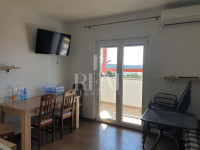 RAB-STAN OD 94 m2, U NARAVI PODIJELJEN NA DVA SA PARKIRNIM MJESTOM