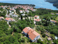 RABAC – KUĆA S GRAĐEVINSKIM ZEMLJIŠTEM OD 2.300 m² I PANORAMSKIM POGLE