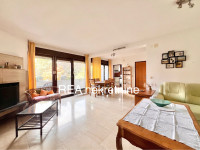 Remete, Kameniti stol, stan s vrtom i parkingom