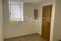 Renoviran stan u prizemlju s dvorom, Split