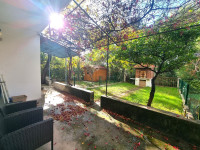 Prilika! Renoviran stan s vrtom u centru grada (Makarska)