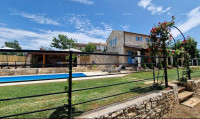 Renovirana istarska kamena kuća s bazenom. Lovreč.