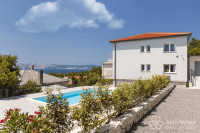 Renovirana vila blizu mora s 4 stambene jedinice i garažom