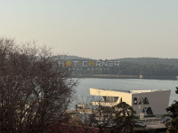 Renovirani mali stan u centru Pule s velikom terasom, pogled more!