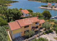 Ribnica, samostojeću kuću prvi red do mora prodajemo