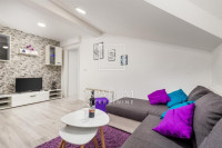 RIJEKA, CENTAR, TROSOBAN STAN U ZGRADI S LIFTOM