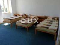 RIJEKA, KOZALA - Stan za 8 radnika s uključenim režijama, 3SKL, kupaon