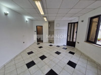 RIJEKA, KRIMEJA - Poslovni prostor s parkingom, 30 m2