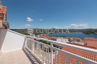 Rogoznica, apartmanska kuća sa sedam stambenih jedinica, pogledom na m