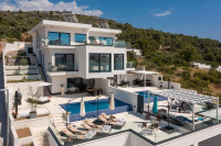 ROGOZNICA- Luksuzna vila s dodatnim stanom i garažom-90m od plaže!