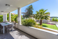 Rogoznica, moderna vila drugi red do mora