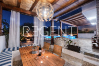 Kamena vila 140 m², bazen, 4 SS, 30 m od mora — Ražanj