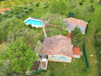 Rovinj,7km ,2 prizemnice na 21750m2 okućnice
