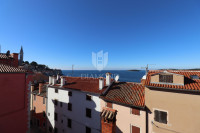 Rovinj, centar, osunčan dvoetažni stan s pogledom na more