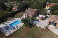 ROVINJ: Krasna vila s bazenom na velikom terenu