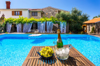 ROVINJ, PRODAJE SE KUĆA S TRI STAMBENE JEDINICE S BAZENOM I POLJOPRIVR