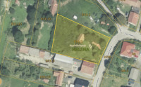 Ruševna kuću sa pomoćnim objektom i velikim gradilištem u centru Svete