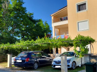 SABUNIKE,  Zgrada sa pet apartmana bez ulaganja