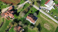 SAMO U NAŠOJ PONUDI! OBITELJSKA KUĆA SA 2 JEDINICE I GRAĐEVINSKIM ZEM