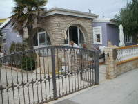 SAMOSTIJEĆA KUĆA 120 m2- JUŽNA STRANA-45 met. do plaže