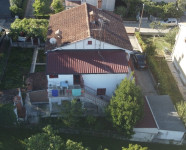Samostojeća kuća s 4 stana na 900m od centra
