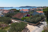 Samostojeća kuća s dva stana i velikim potencijalom