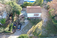 Samostojeća kuća na izvrsnoj lokaciji, 250 m od mora, Malinska, otok K