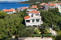Samostojeća kuća s okućnicom i pogledom na more
