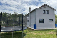 SAMOSTOJEĆA KUĆA S POMOĆNIM OBJEKTOM I PROSTRANOM OKUĆNICOM U ZAPADNOJ