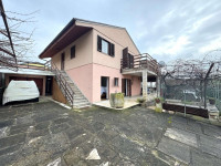 SAMOSTOJEĆA KUĆA NA PROSTRANOJ OKUĆNICI S GARAŽOM,BUJE!