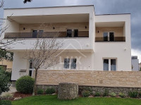 Samostojeća kuća s tri apartmana, 1. red do mora