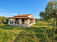 Samostojeća kuća s velikim zemljištem za stanogradnju 3300m2