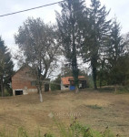 SAMOSTOJEĆA KUĆA SA  ZELENOM OKUĆNICOM!