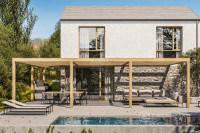 Samostojeća moderna kuća sa bazenom