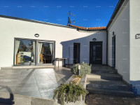 Samostojeća prizemnica s bazenom! Sa velikom okućnicom od 2000 M2.