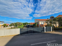 Samostojeća visoka prizemnica na Viru – sa garažom -samo 250 m od mora