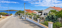 ŠARMANTNA KUĆA S DVA STANA, VELIKIM TERASAMA I MEDITERANSKIM VRTOM – R