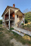 Šarmantna obiteljska kuća s velikom okućnicom i dodatnim građevinskim