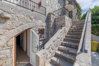Šarmantna renovirana kamena kuća s dvije stambene jedinice u okolici K
