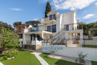 Seget Vranjica, luksuzna vila s tri stana u prvom redu do mora, 296 m2
