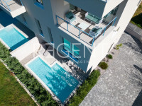 Seget Vranjica – moderna duplex vila s dva bazena i pogledom na more
