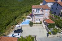 Selce, 344m2, samostojeća kuća s  tri stana i bazenom