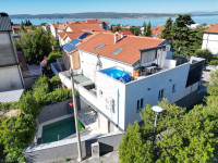 Selce, dvojna kuća 150m2, pogled na more, 3 apartmana, bazen, blizina