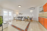 Selce, prostrani dvosobni apartman površine 75 m² s pogledom na more