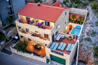 Senj, kuća s četiri apartmana i bazenom, 346 m²